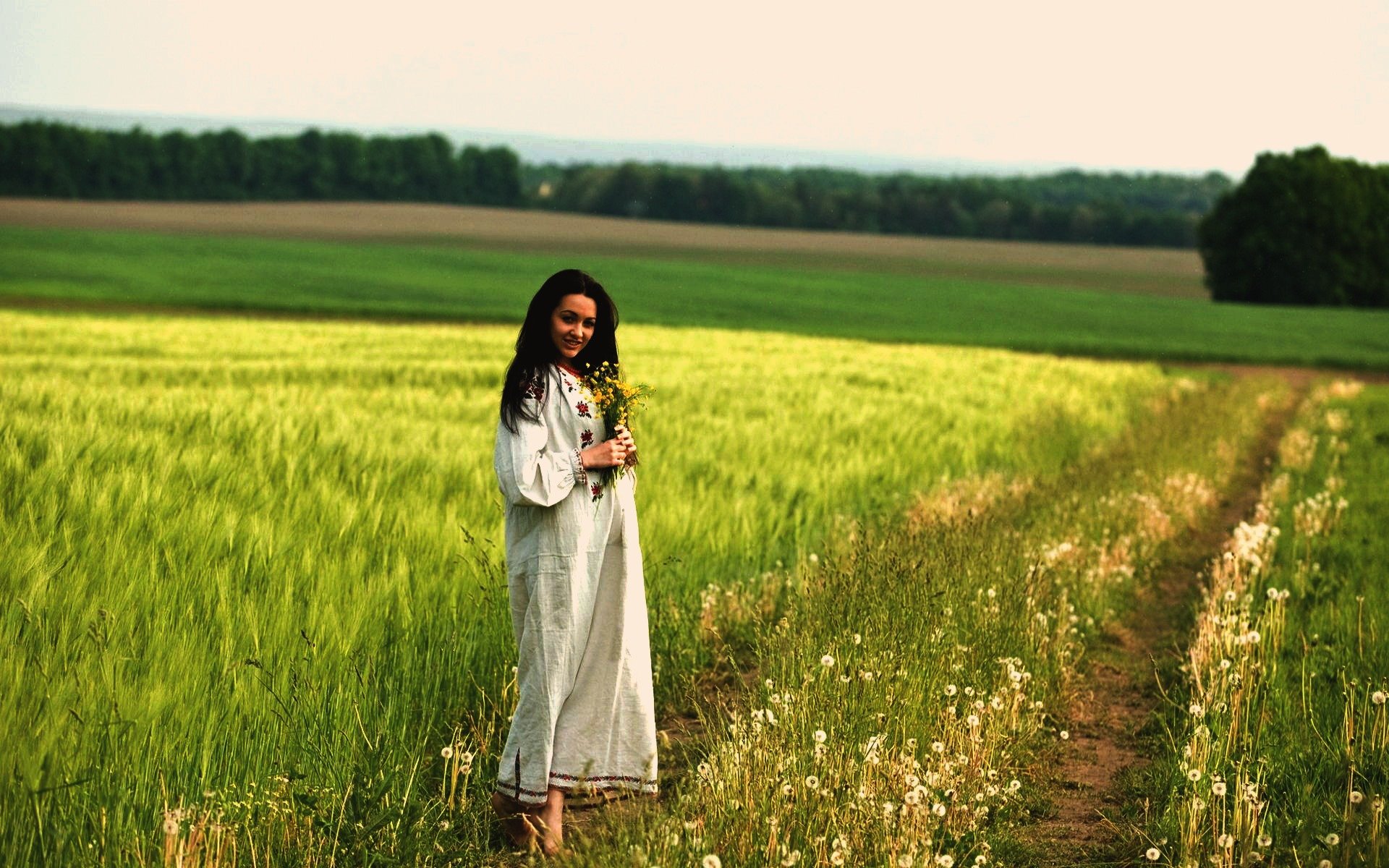 Women in Slavic costumes in Ngerulmud