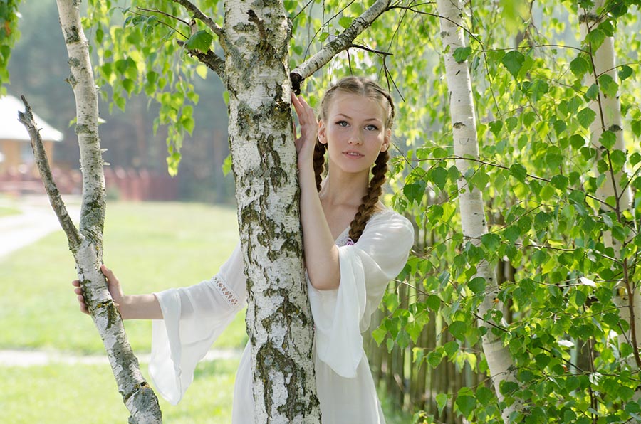 Women in Slavic costumes in Ngerulmud