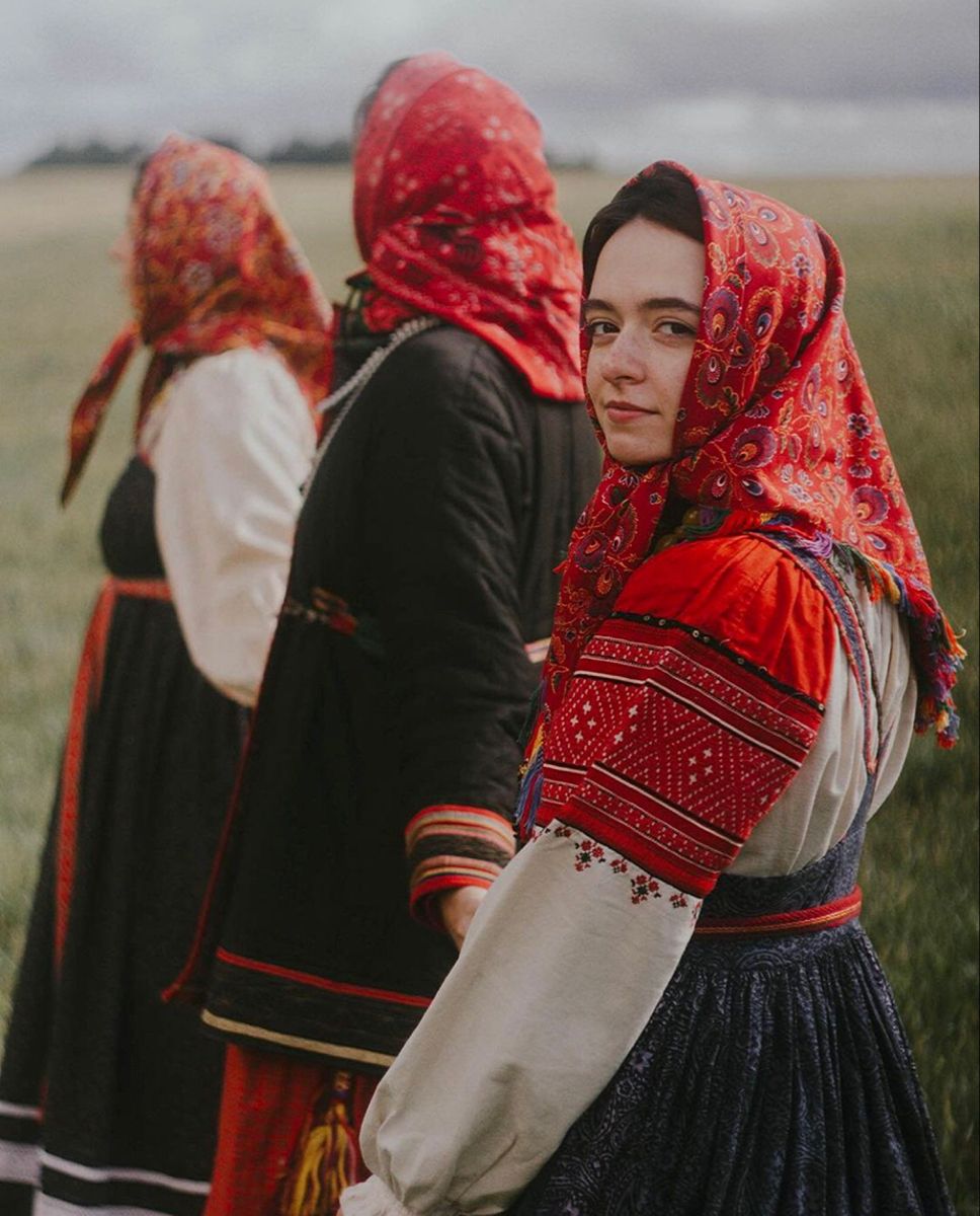 Women in Slavic costumes in Ngerulmud