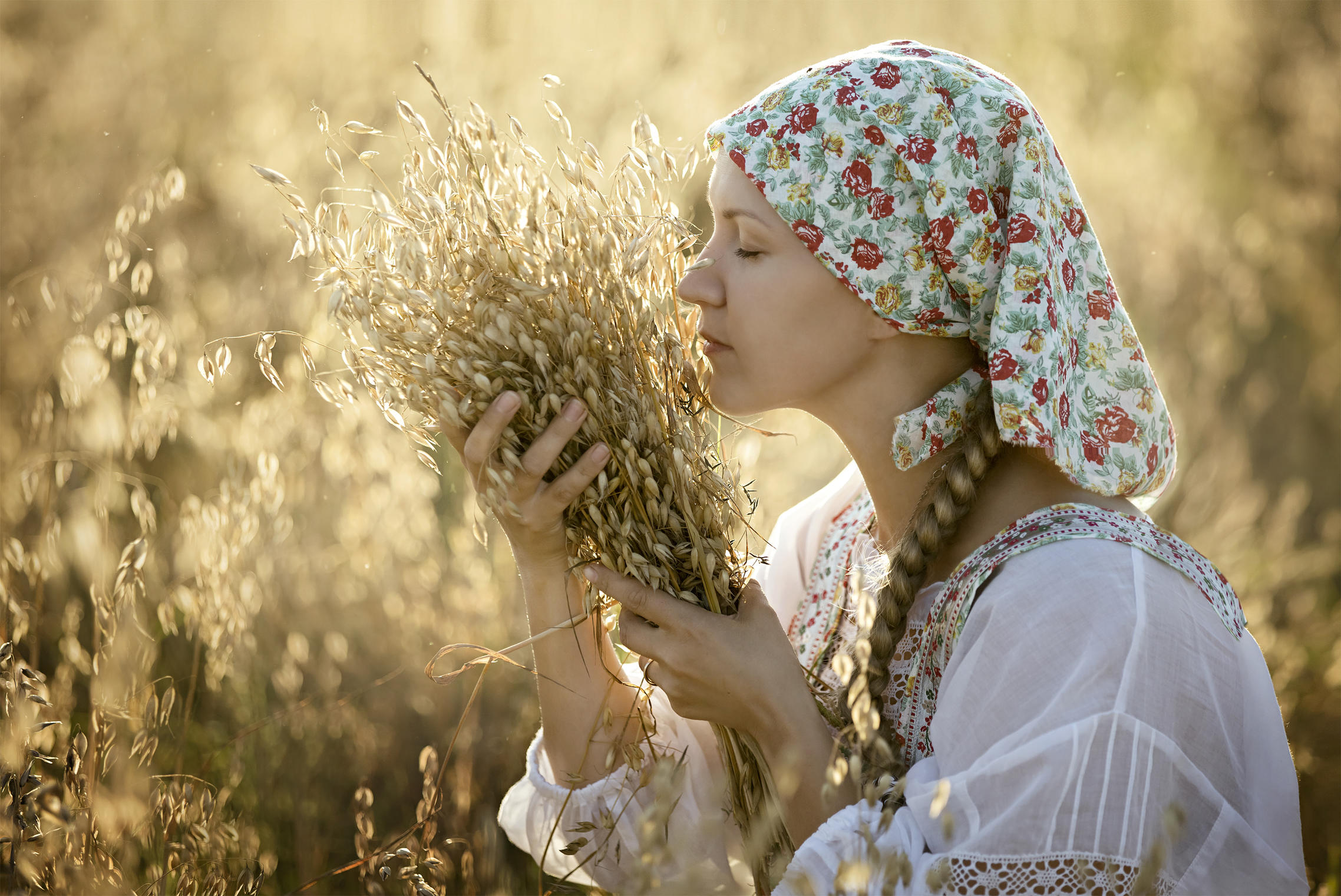 Photo Women in Slavic costumes in Ngerulmud