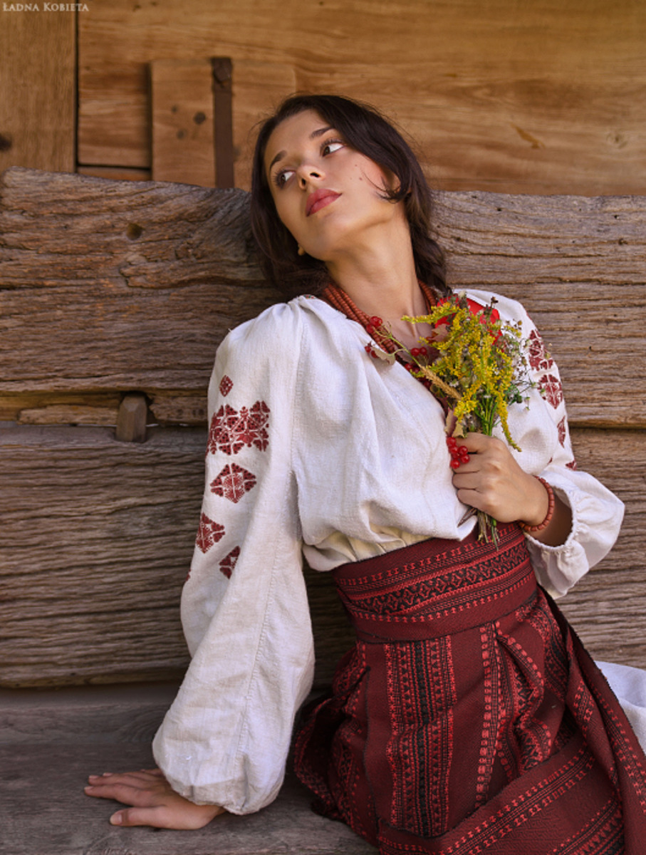 Girls in Slavic costumes in Ngerulmud