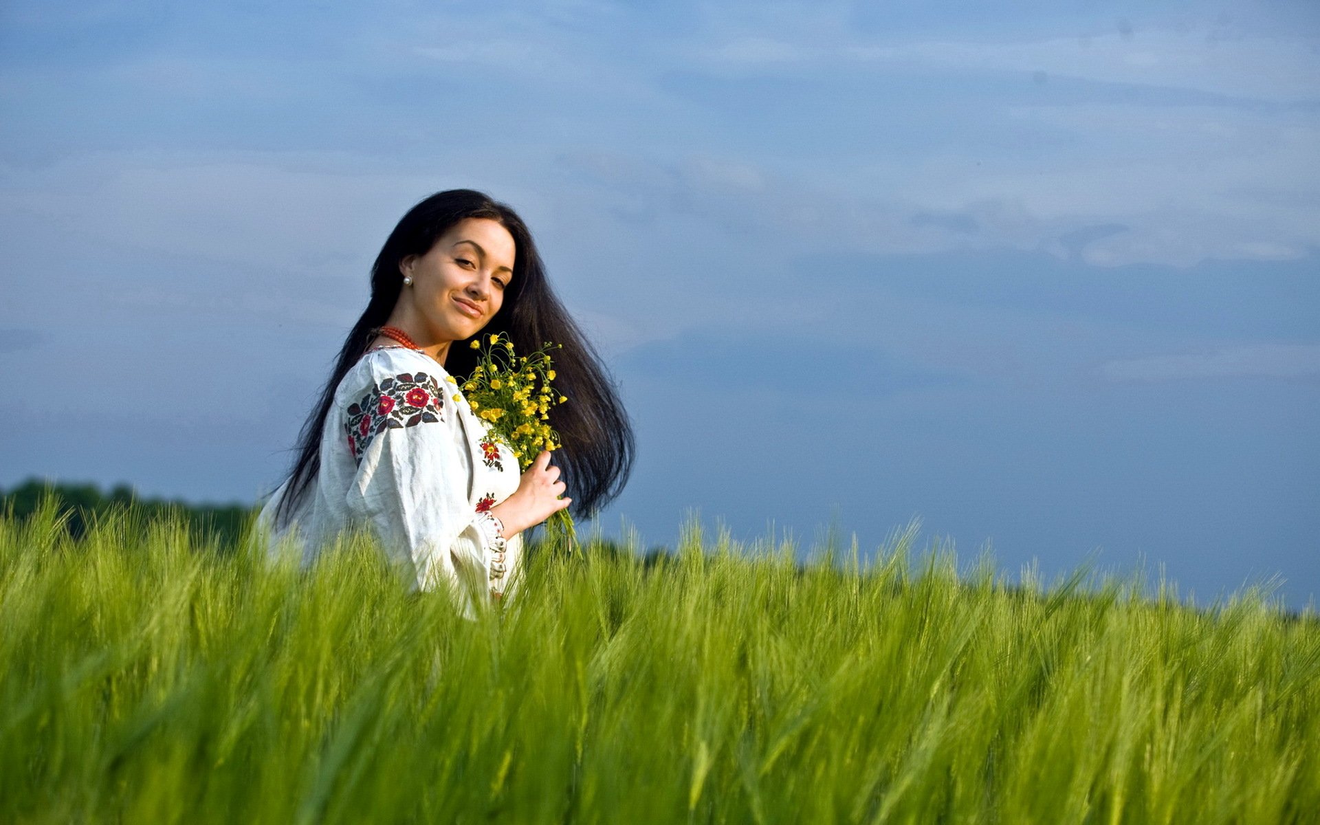 Girls in Slavic costumes in Ngerulmud