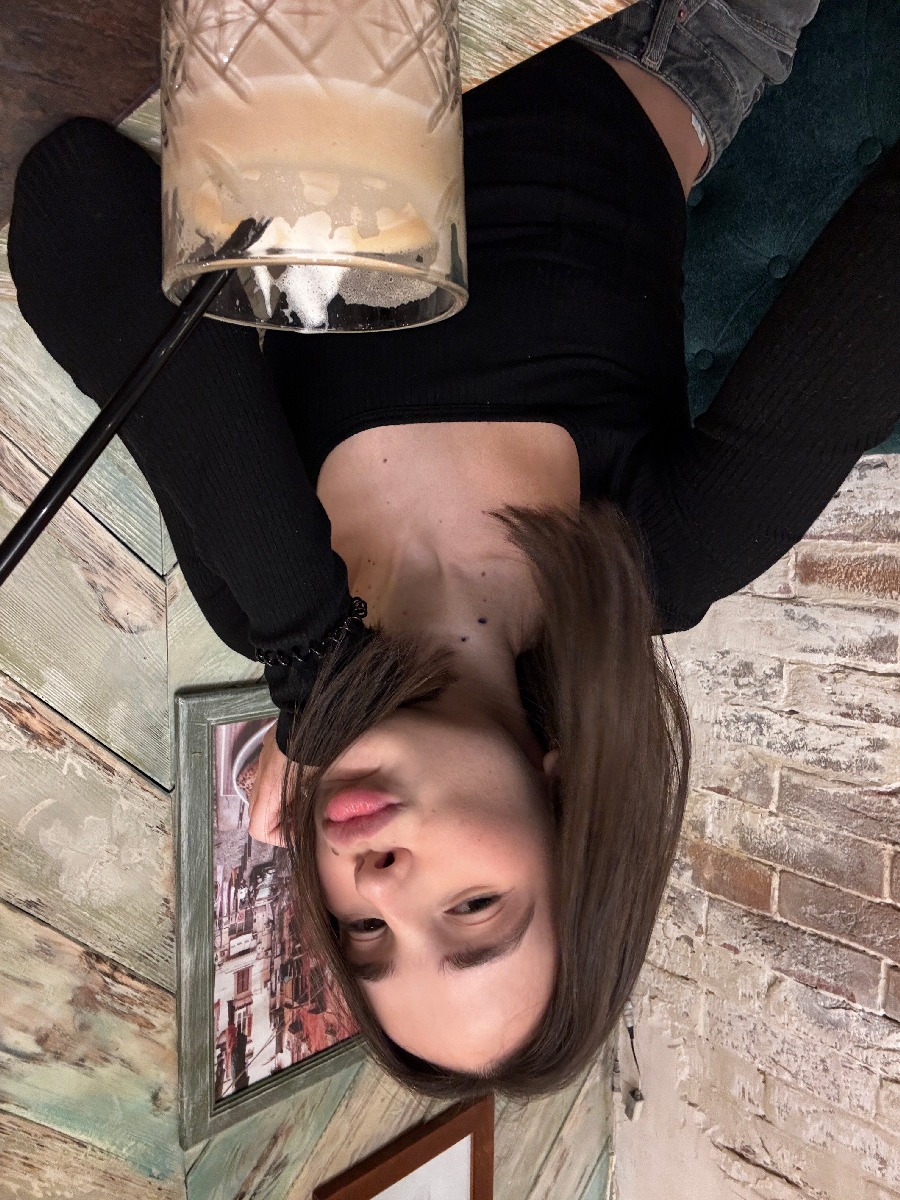 Fresh photos, fresh mood — Tina online in Ngerulmud